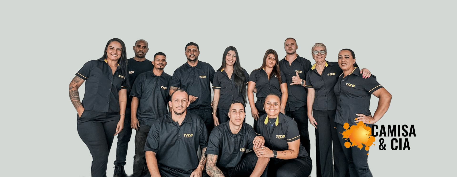Equipe uniformizada pela Camisa & Cia